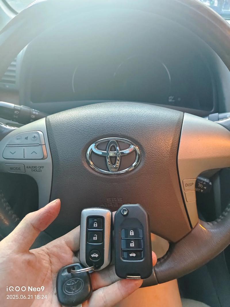 凯美瑞车钥匙锁在车里了怎么开锁(凯美瑞车钥匙锁车里开门技巧)