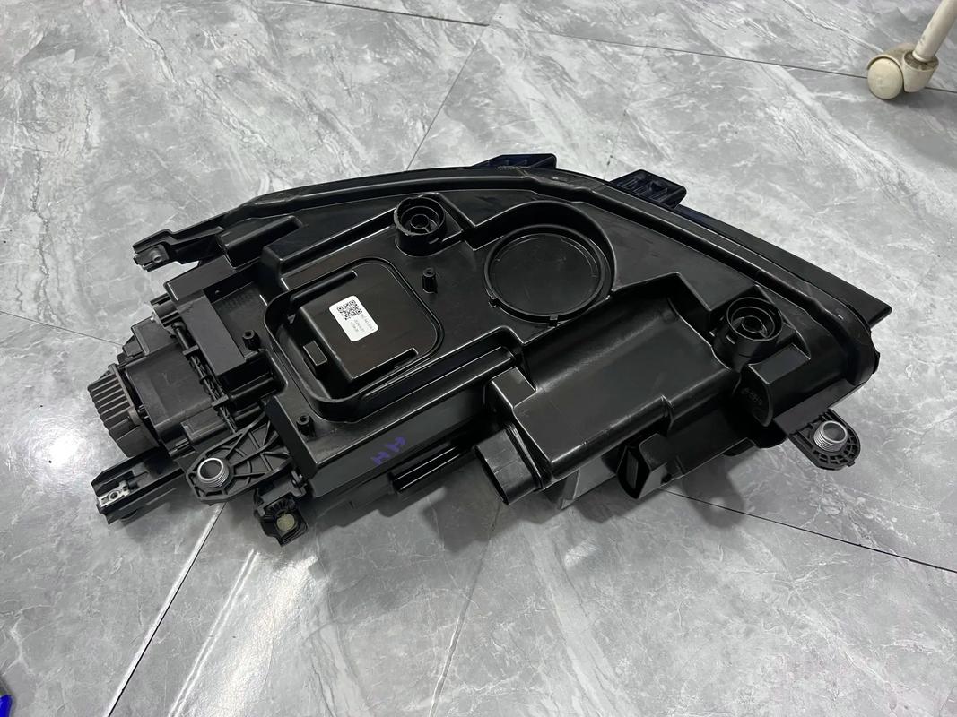 宝来汽车大灯进水原因/2013款宝来大灯有水珠