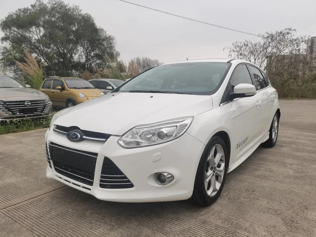 【2012款福克斯两厢报价及图片,12年福克斯两厢车报价】