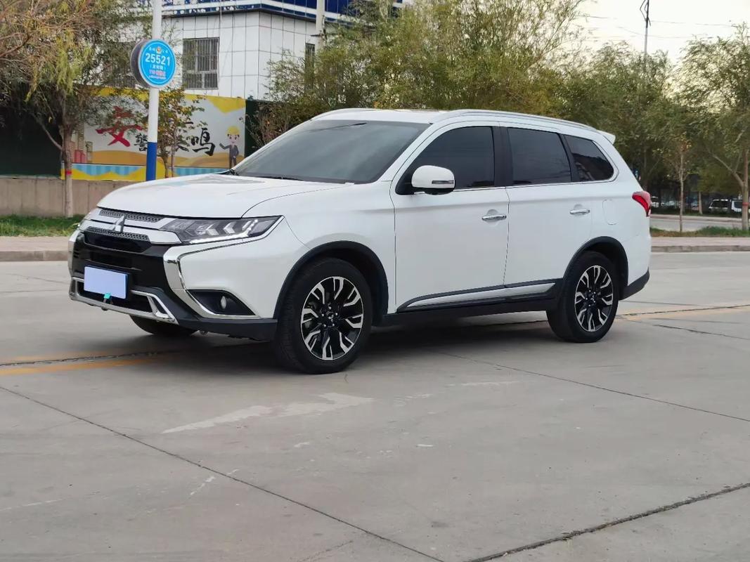 七座三菱欧蓝德报价及图片/7座suv车 首推广汽三菱欧蓝德