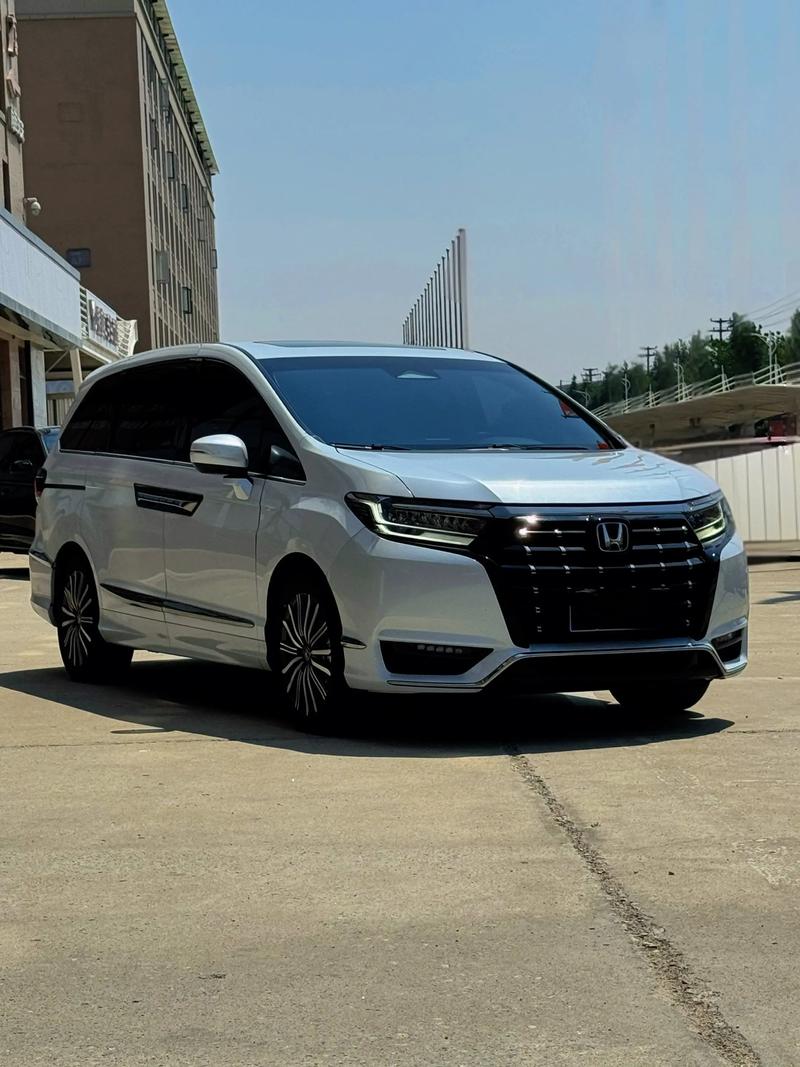 艾力绅2024款报价及图片7座/艾力绅2021款图片价格空间