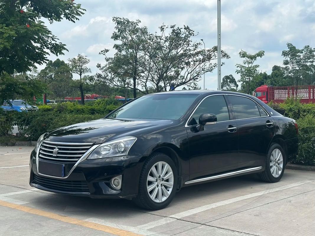 13代半皇冠二手车价格,13代半皇冠值得买吗