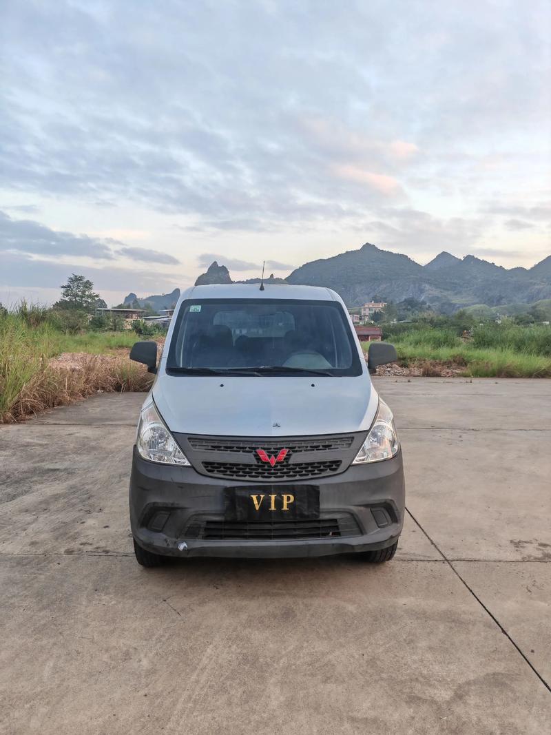 五菱之光v报价及图片新车(五菱之光suv新车报价)