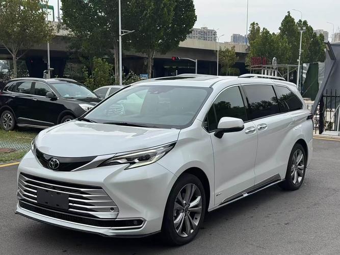 【广汽丰田sienna,广汽丰田SiENNALEHYBRiD赛那图片白色】