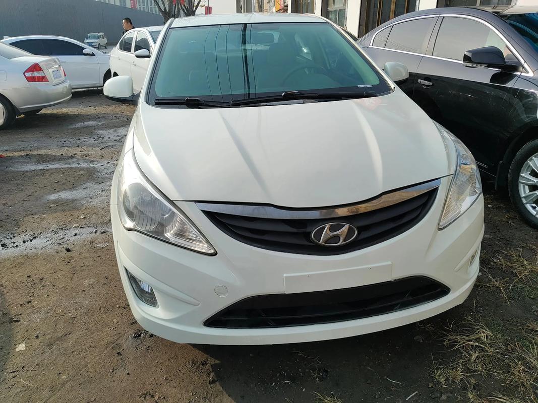 【13年现代瑞纳图片,2013年的现代瑞纳14手动挡的报价】