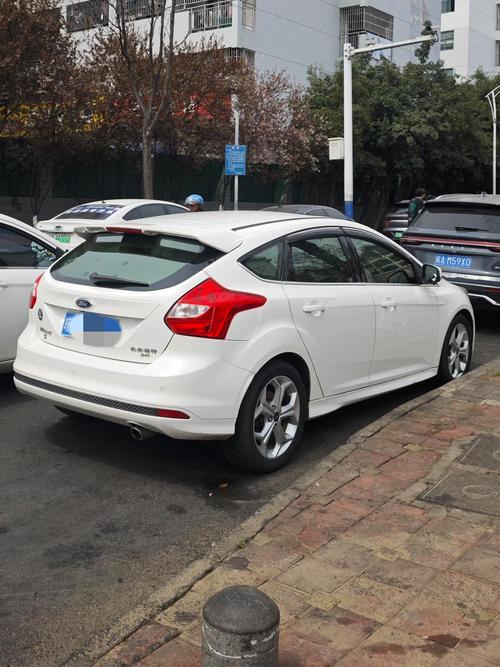 12年福特福克斯两厢怎么样/12年福克斯两厢车值多少钱