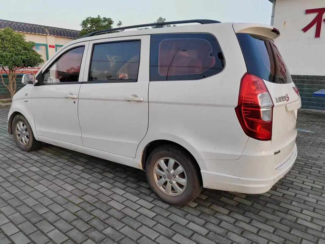 五菱宏光s老款图片 五菱宏光s老款多少钱一辆